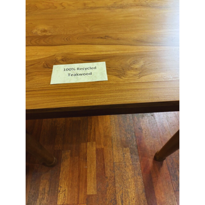 Tisch aus recycletem Teakholz