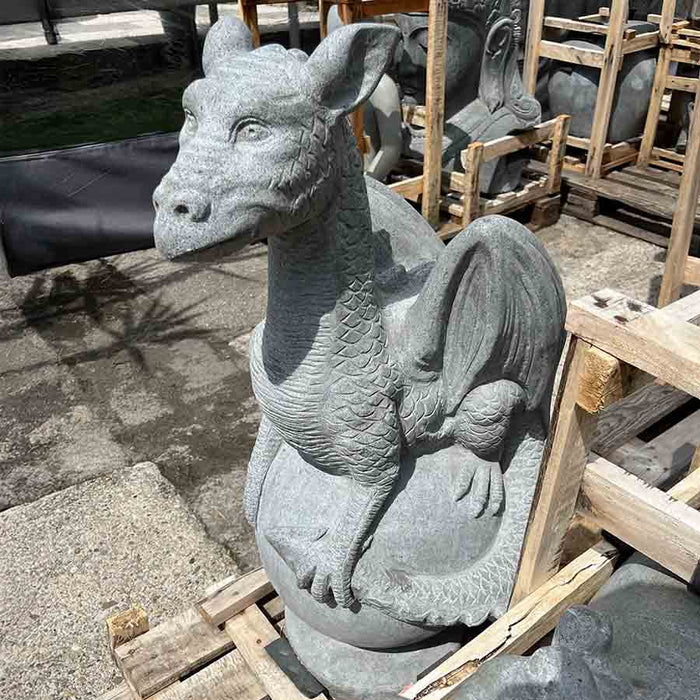 Drache sitzend auf einer Kugel – Skulptur aus Flussstein