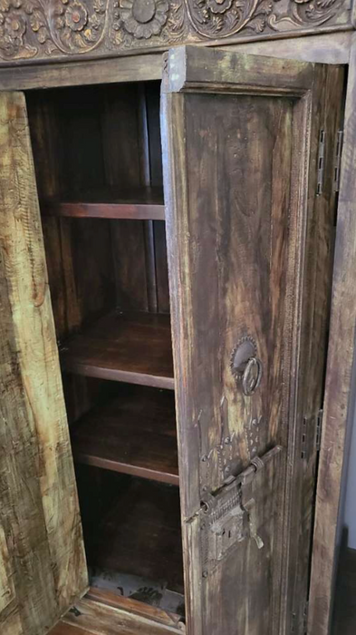 Indischer Schrank mit Dreizackverschluss