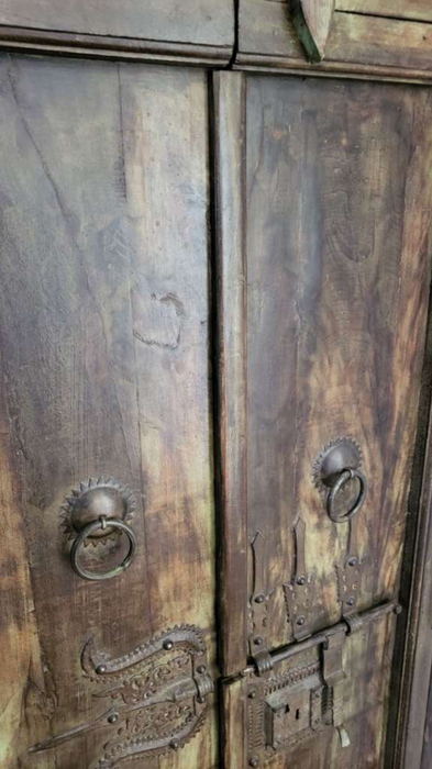 Indischer Schrank mit Dreizackverschluss