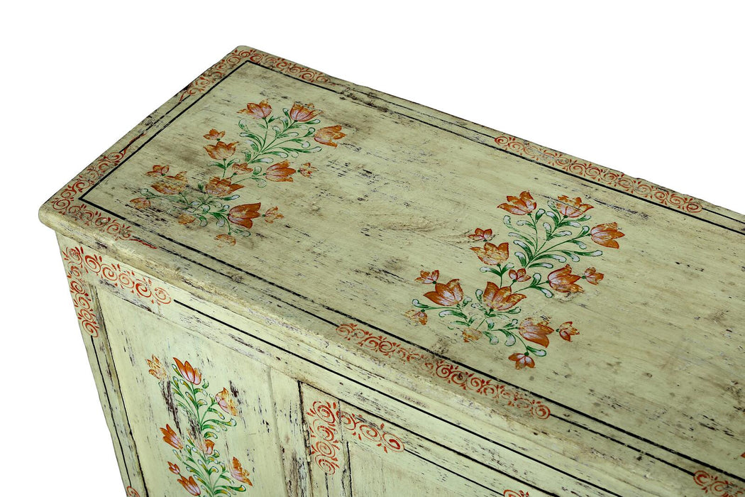 Indisches Sideboard mit floralen Muster