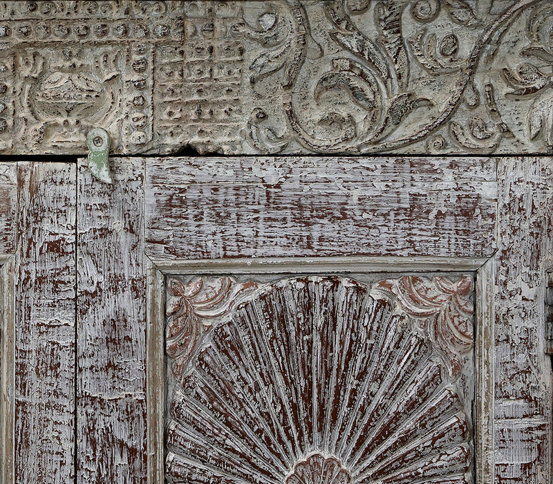 Indischer Schrank im Shabby Chic Stil