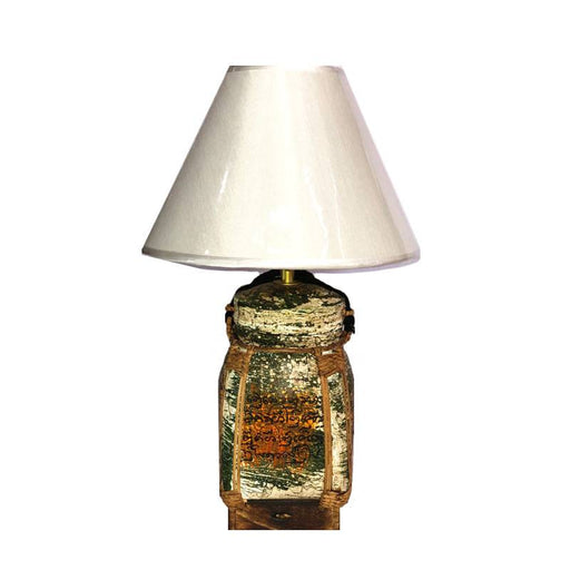 Tischlampe mit Schriftzeichen aus einem Reiskorb gefertigt