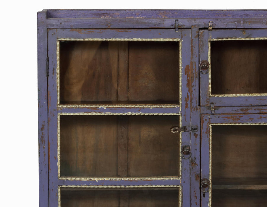 Lila Glasvitrine aus Indien
